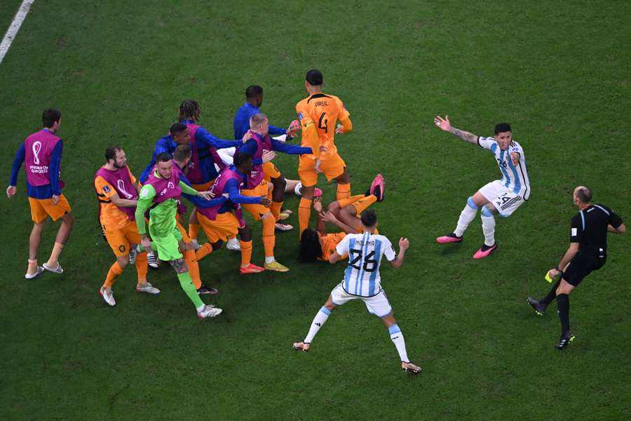 La FIFA abrió un procedimiento contra Argentina y Países Bajos por los incidentes de su partido de cuartos.