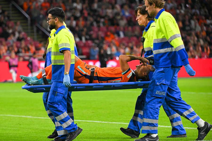 Nathan Aké saiu de campo lesionado pouco antes do intervalo