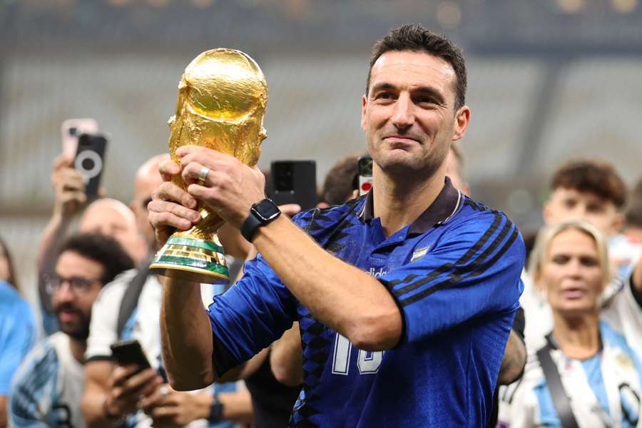 Argentiniens Nationaltrainer Lionel Scaloni mit dem WM-Pokal Argentiniens Nationaltrainer Lionel Scaloni mit dem WM-Pokal