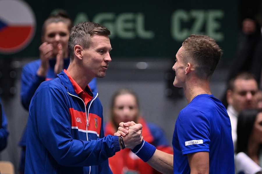 Berdych gratuluje po výhře Lehečkovi.