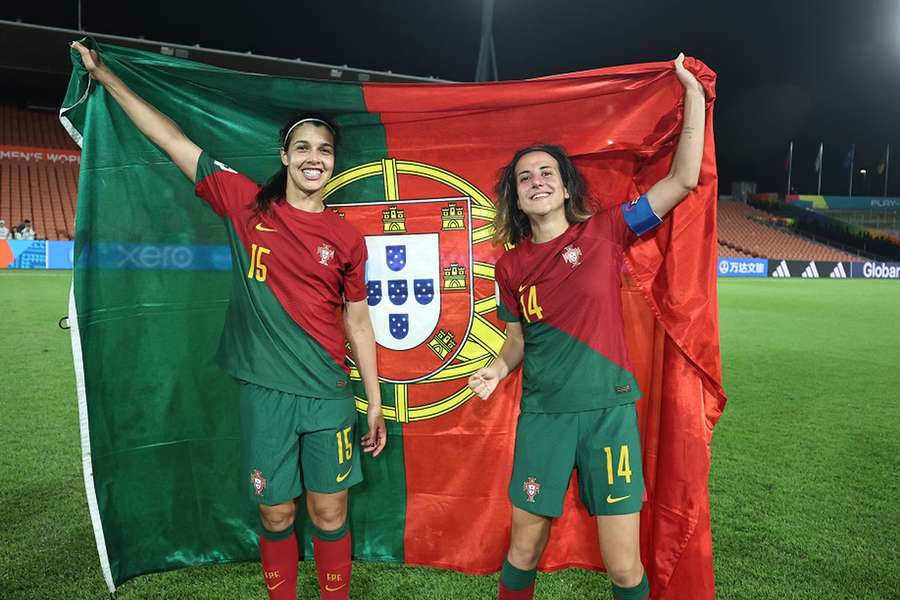 Carole Costa com Dolores Silva no jogo que definiu o apuramento de Portugal