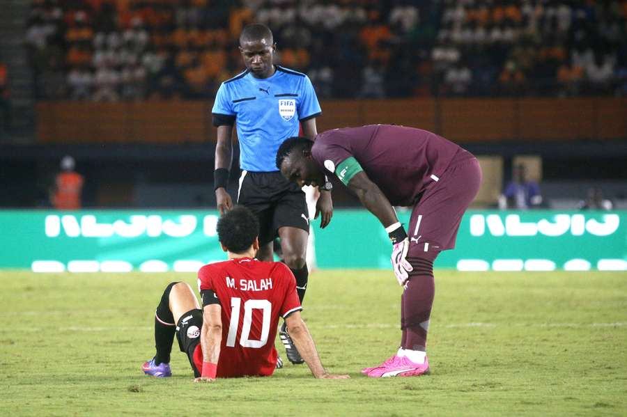 Salah zit geblesseerd op het veld tijdens Egypte - Ghana