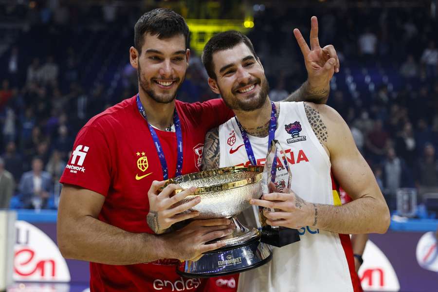 Willy e Juancho Hernangómez celebram a vitória de Espanha no Eurobasket-2022