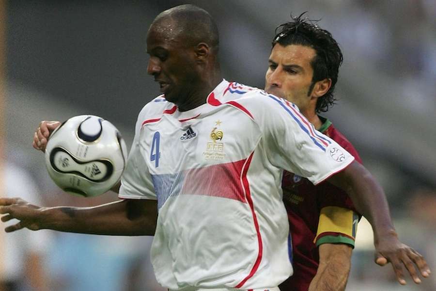 Figo perante Patrick Vieira na meia-final do Mundial-2006