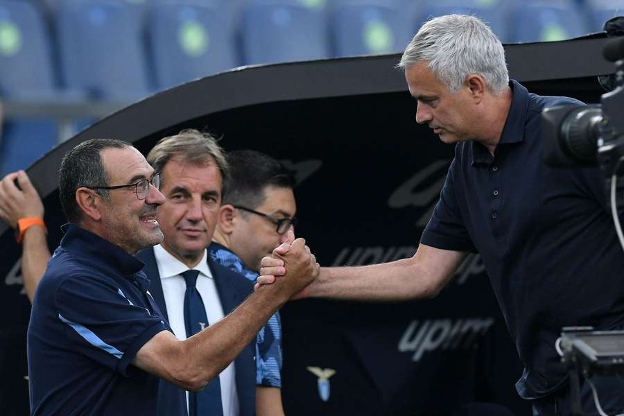 Maurizio Sarri (l.) und Jose Mourinho (r.) verstehen sich gut.