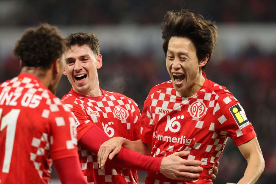 Mijlocașul sud-coreean Lee Jae-Sung (dreapta) de la Mainz sărbătorește marcarea celui de-al doilea gol al echipei sale împotriva lui Bayern Munchen