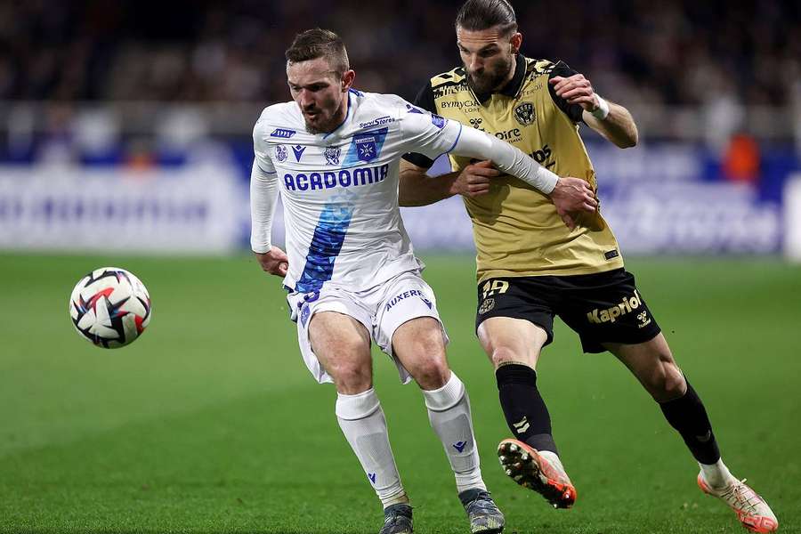 Gaetan Perrin e Leo Petrot durante a partida entre Auxerre e Saint-Etienne