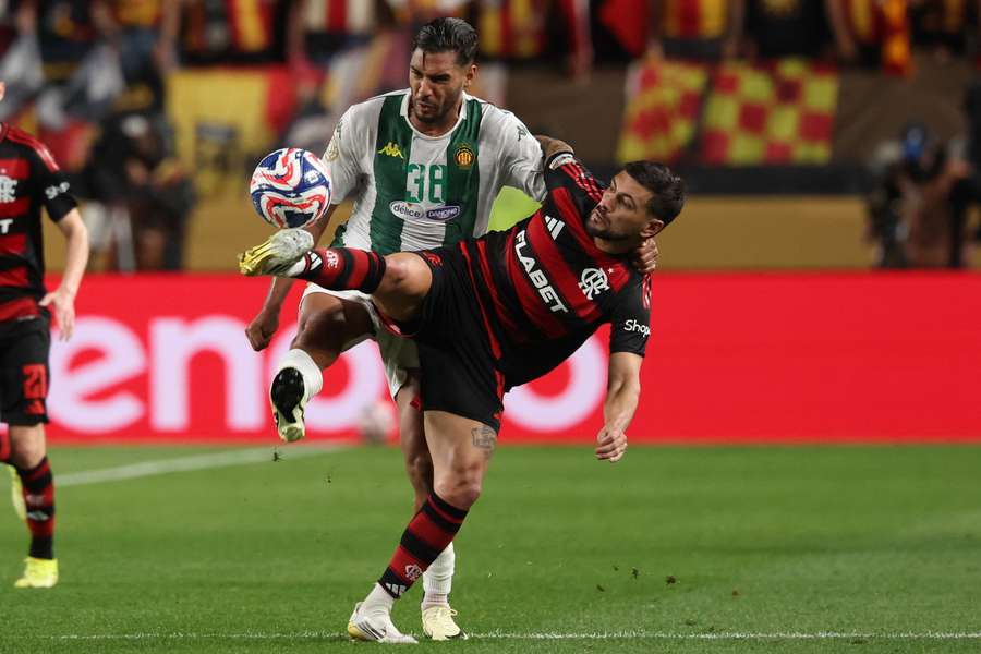 De Arrascaeta lucha por el balón.