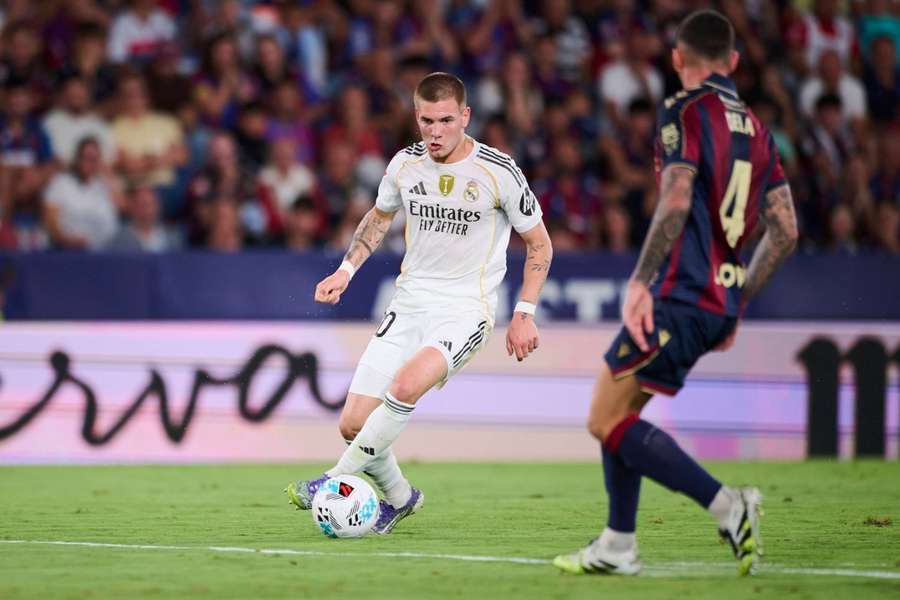 Mastantuono ante Dela, en el Levante-Real Madrid