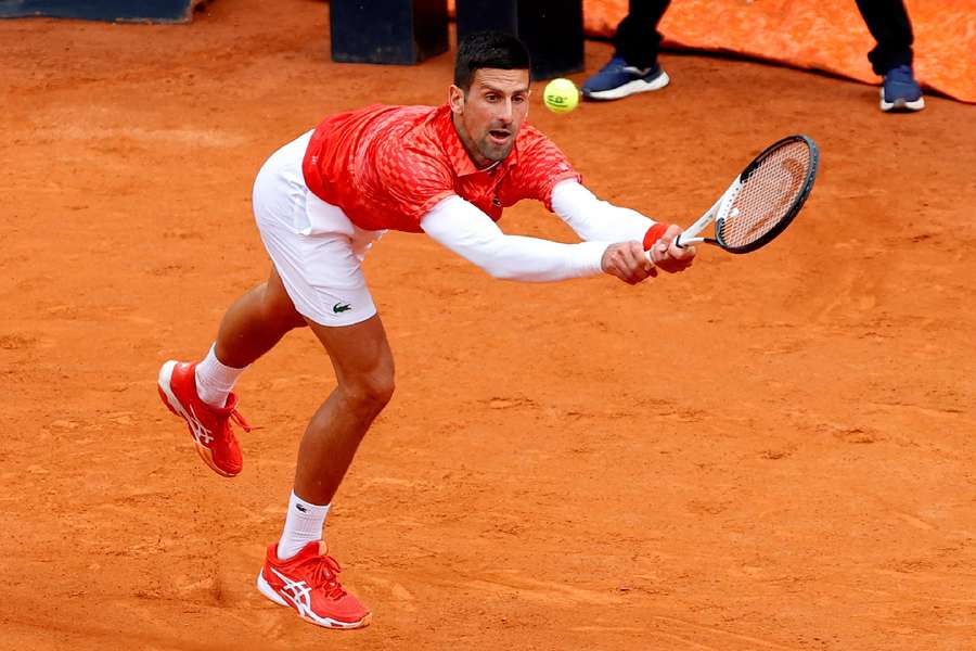 Novak Djokovic em ação contra o dinamarquês Holger Rune em Roma