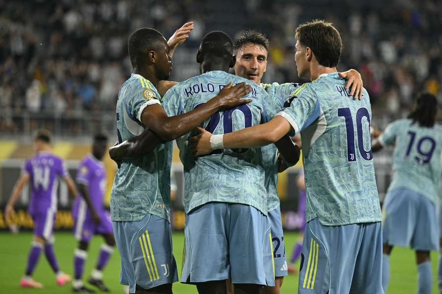 Juventus sărbătorește unul dintre golurile marcate în victoria dominantă asupra lui Al Ain.