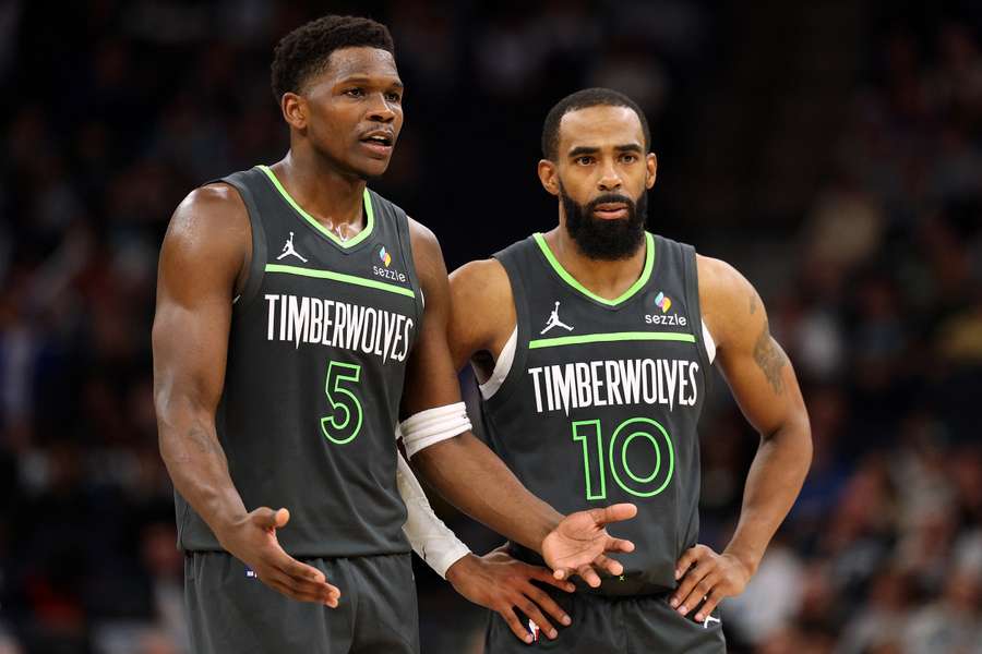 Anthony Edwards y Mike Conley charlan durante el duelo ante los Warriors