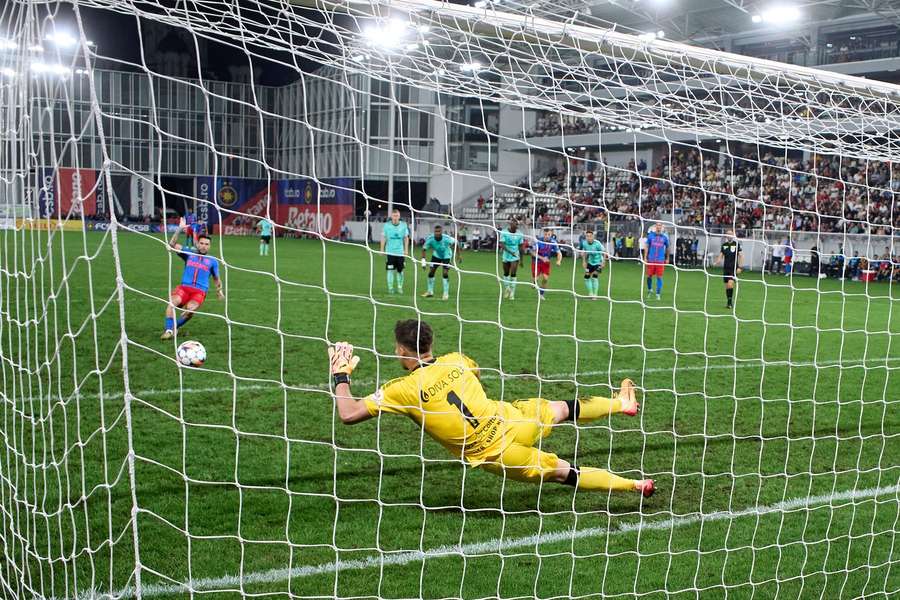 Penalty ratat de Alexandru Băluță în meciul cu UTA