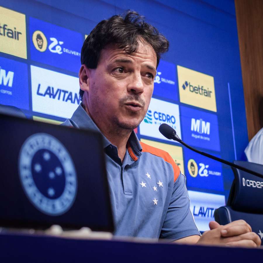 Diniz em coletiva de apresentação no Cruzeiro