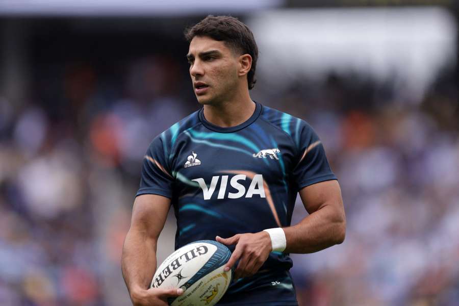 Santiago Carreras returns to ten in place of Tomas Albornoz.