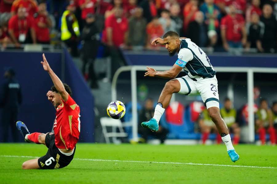 Rondón em tentativa de marcar para o Pachuca
