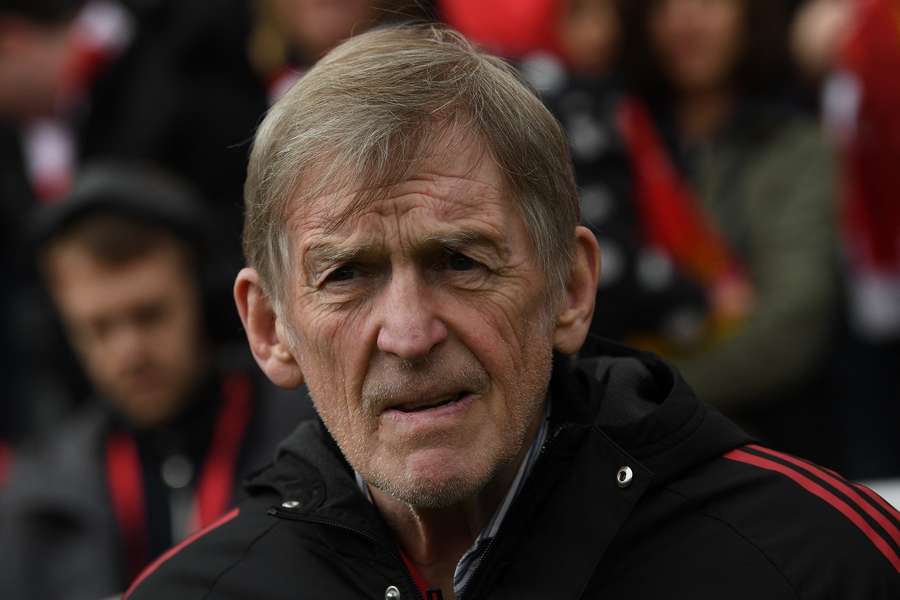 Fostul jucător și antrenor al lui Liverpool, Sir Kenny Dalglish, urmează un tratament pentru cancer Fostul jucător și antrenor al lui Liverpool, Sir Kenny Dalglish, urmează un tratament pentru cancer