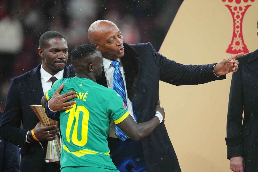 Patrice Motsepe, con Sadio Mané, tras la final de la última Copa África