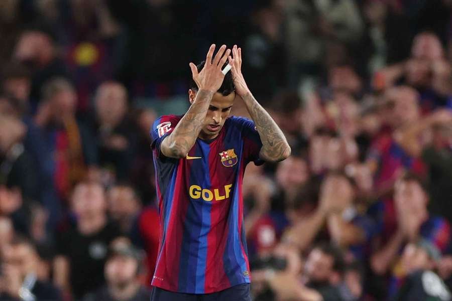 Joao Cancelo debió ser amonestado por un pisotón por detrás a Diomandé Joao Cancelo debió ser amonestado por un pisotón por detrás a Diomandé