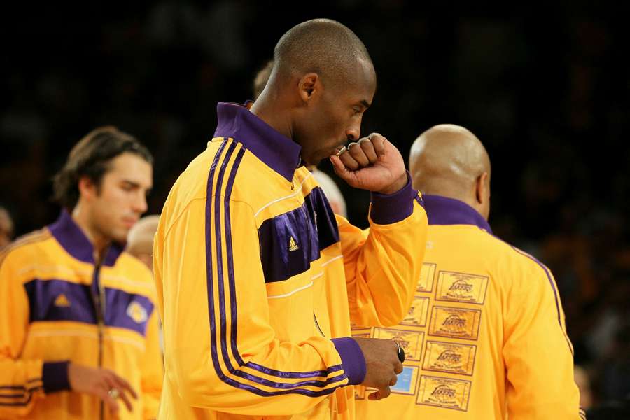 Kobe Bryant sărută inelul de campion primit în 2010