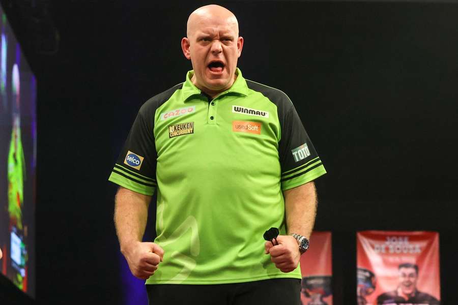 Van Gerwen overleeft negen-darter en gaat door naar kwartfinales van Grand Slam