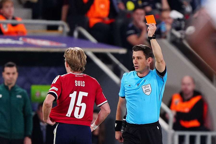 Pavel Šulc opouští hřiště po červené kartě v utkání s Anglií. Pavel Šulc opouští hřiště po červené kartě v utkání s Anglií.