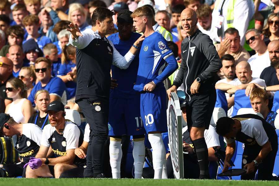 O treinador do Chelsea, Mauricio Pochettino, conversa com Cole Palmer