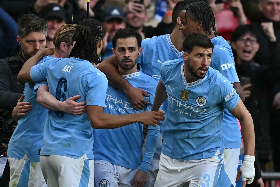 Bernardo Silva é celebrado pelos companheiros após o gol da classificação à final da Copa da Inglaterra