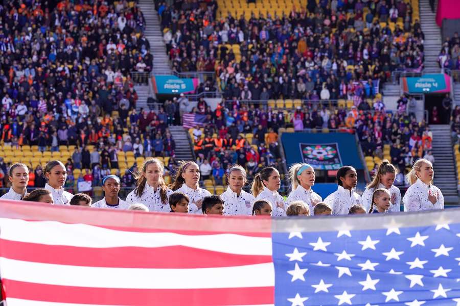Amerikanske fodboldkvinder får hård kritik for ikke at synge med på nationalsangen