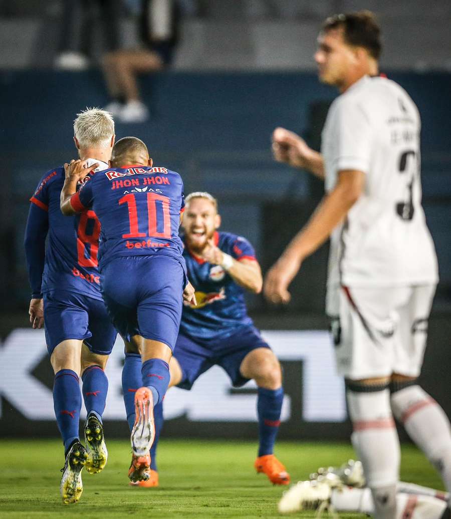 Eduardo Sasha é celebrado por companheiros após marcar contra o Vitória Eduardo Sasha é celebrado por companheiros após marcar contra o Vitória