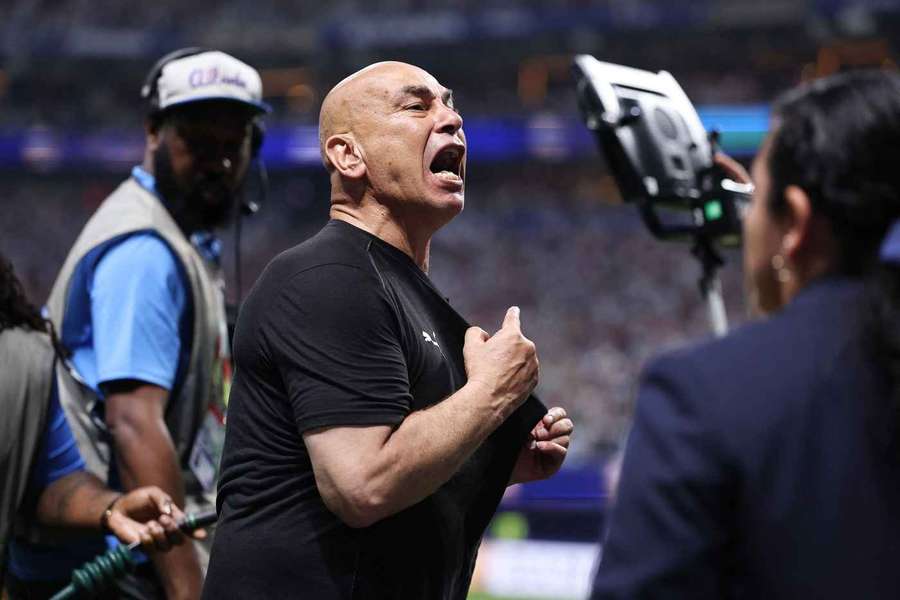 Hossam Hassan, selecționerul Egiptului, a răbufnit la adresa arbitrajului la finalul partidei cu Argentina din optimile Cupei Mondiale Hossam Hassan, selecționerul Egiptului, a răbufnit la adresa arbitrajului la finalul partidei cu Argentina din optimile Cupei Mondiale