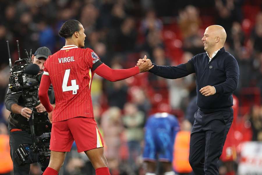 Slot não poupou elogios a Van Dijk