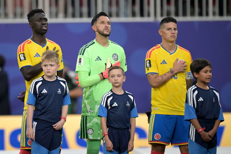 Il difensore #23 Davinson Sánchez, il portiere #12 Camilo Vargas e il centrocampista #10 James Rodríguez, della Colombia, cantano l’inno nazionale prima della Coppa del Mondo 2026. Il difensore #23 Davinson Sánchez, il portiere #12 Camilo Vargas e il centrocampista #10 James Rodríguez, della Colombia, cantano l’inno nazionale prima della Coppa del Mondo 2026.