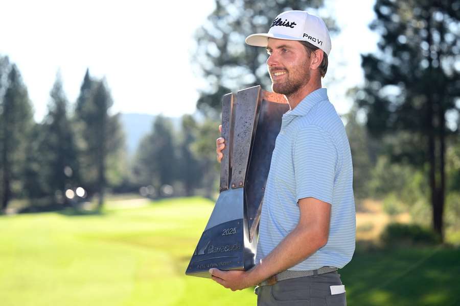 Ryan Gerard mit der Trophäe bei den Barracuda Championship.