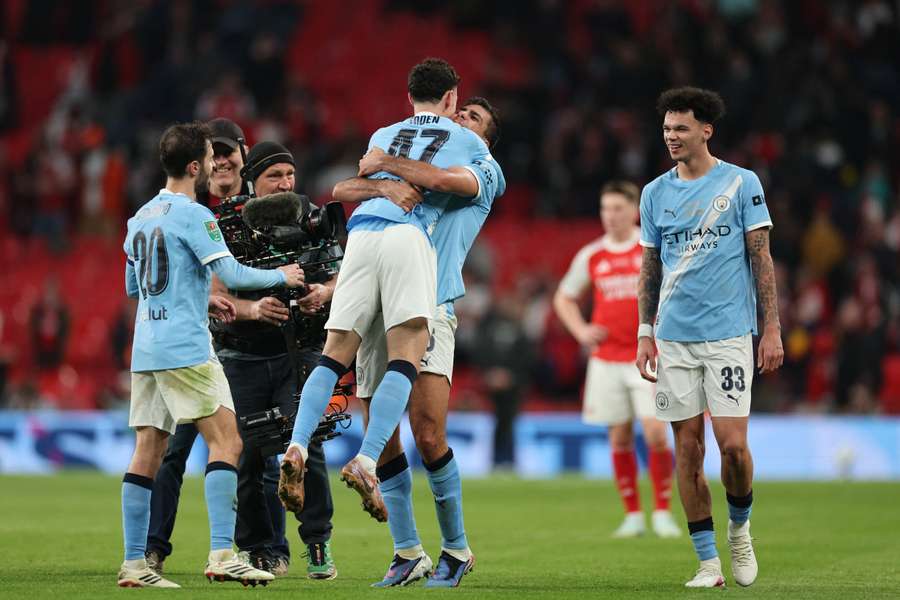 Les joueurs de Manchester City célèbrent après la finale de la Coupe de la Ligue anglaise de football entre Arsenal et Manchester City