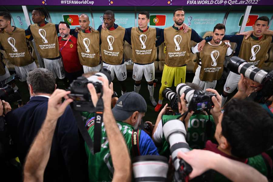 Ronaldo abraçado a William Carvalho e Rui Patrício