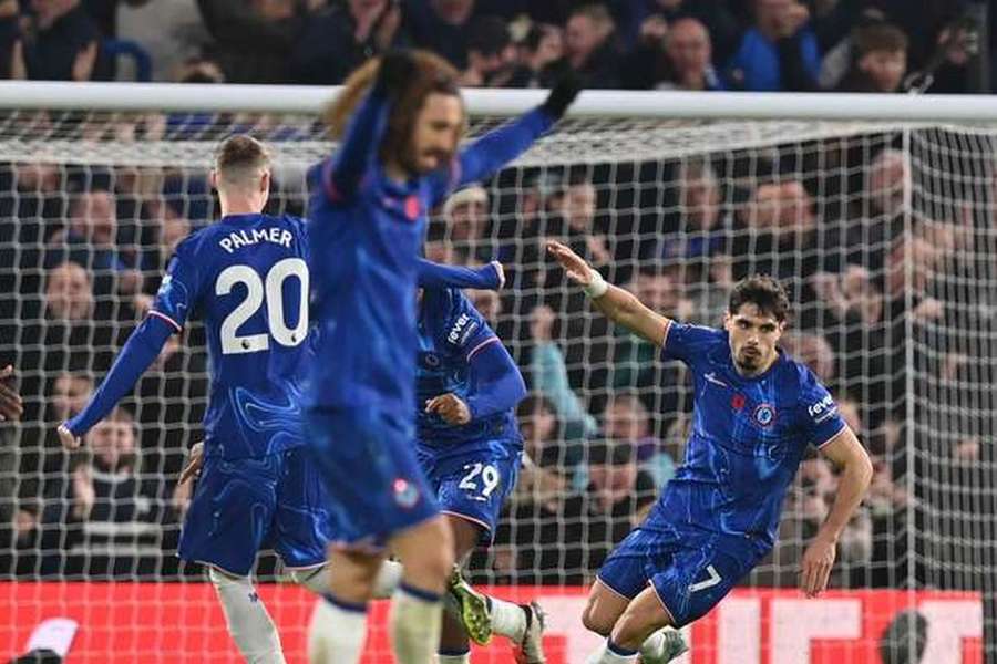 Pedro Neto festeja o golo do empate do Chelsea