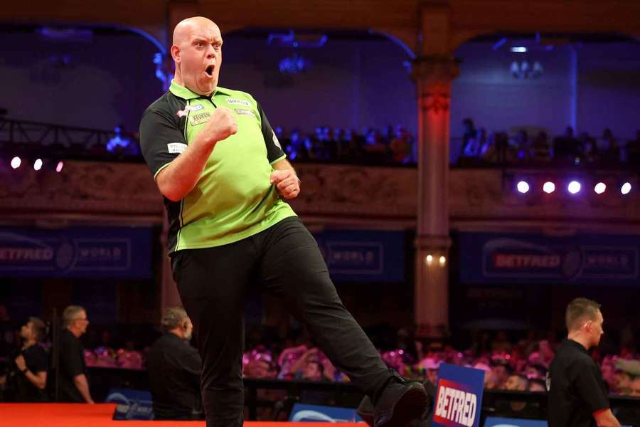 Michael van Gerwen beat Michael Smith in the semis