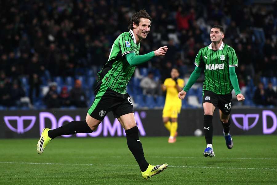 Andrea Pinamont slaví gól v zápase s Veronou.