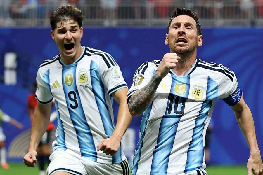 Messi celebra gol de empate com Romero Messi celebra gol de empate com Romero