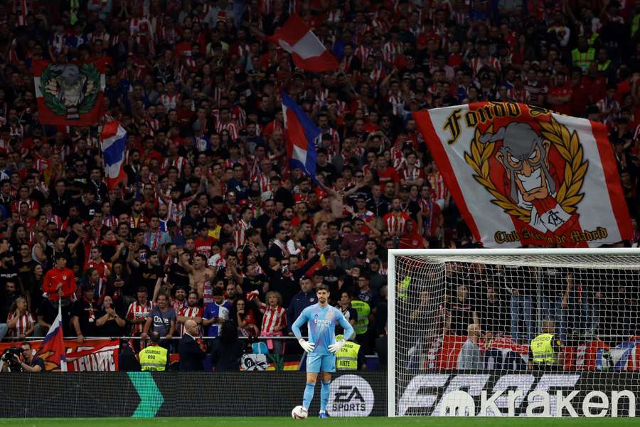 Courtois, con el fondo sur del Metropolitano detrás