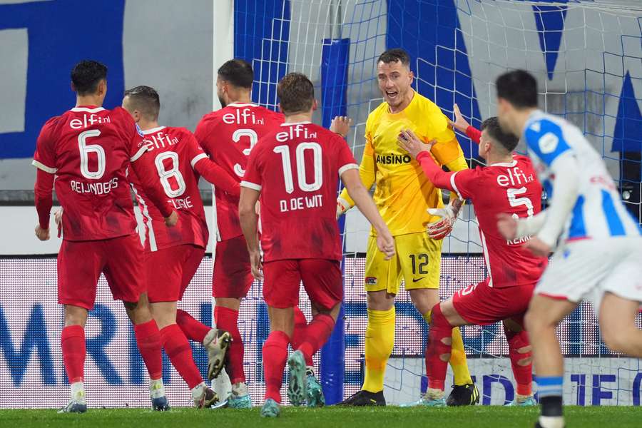 AZ-doelman Hobie Verhulst stopte bij een 2-0 voorsprong voor zijn ploeg een strafschop van Amin Sarr