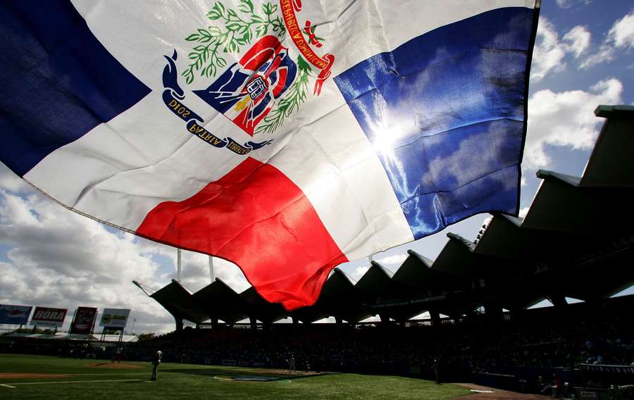 La bandera de la República Dominicana ondeando en el Clásico Mundial de Béisbol