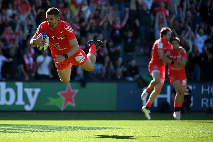 Toulouse's French fullback Thomas Ramos scores a try during the European Champions Cup quarter-final rugby union match between Toulouse and Sharks