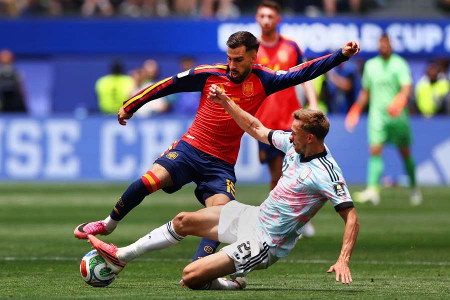 Álex Baena, ante Timothy Castagne, en el España-Bélgica Álex Baena, ante Timothy Castagne, en el España-Bélgica
