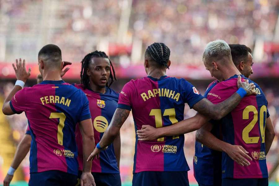 Koundé celebra un gol con sus compañeros.