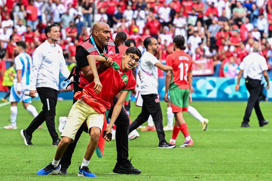 Invasão de campo após o 2-2 levou ao final antecipado do jogo