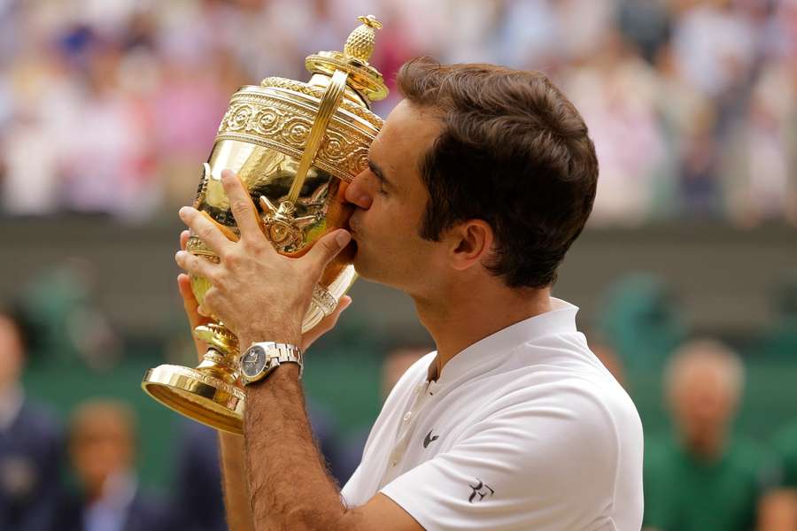 Federer küsst die Wimbledon-Trophäe 2017.