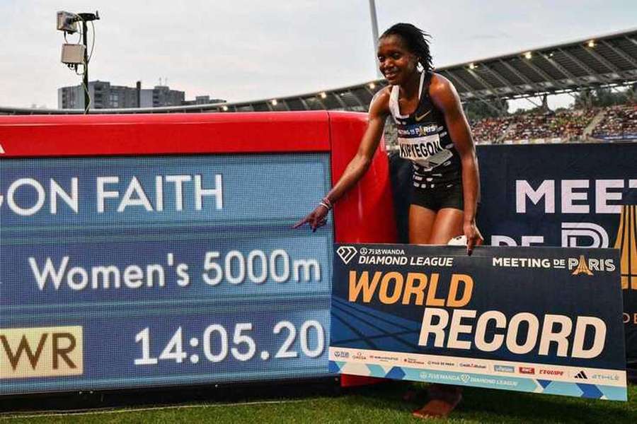 Faith Kipyegon com o recorde do mundo dos 5.000 metros