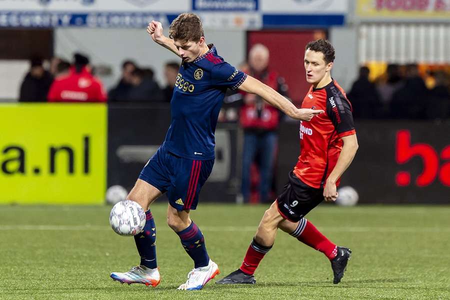 Jong Ajax' Olivier Aertssen en TOP Oss' Thijs van Leeuwen tijdens de vorige ontmoeting op 27 januari